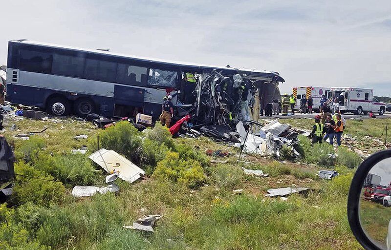 В США автобус лоб в лоб столкнулся с грузовиком: погибли 7 человек