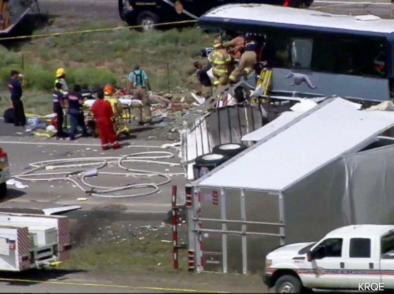 У США автобус лоб у лоб зіткнувся з вантажівкою: загинули 7 осіб
