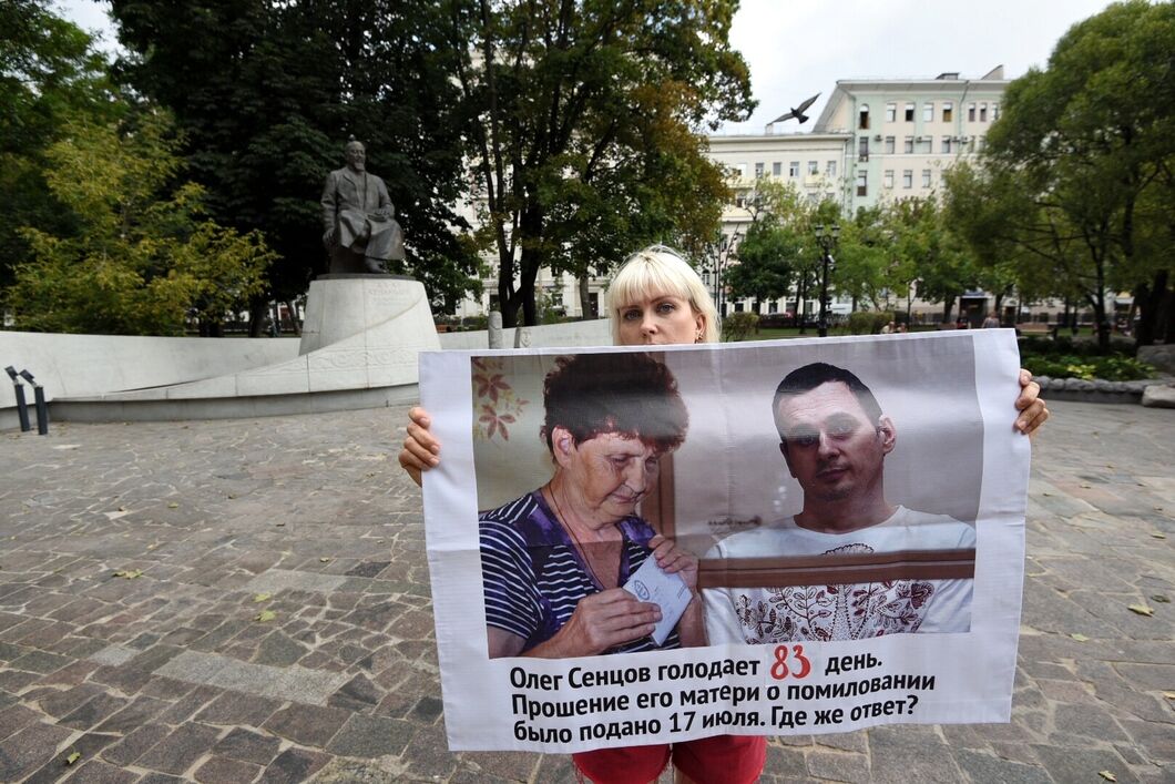 "Олежка, живи!" В центре Москвы прошли пикеты в поддержку Сенцова