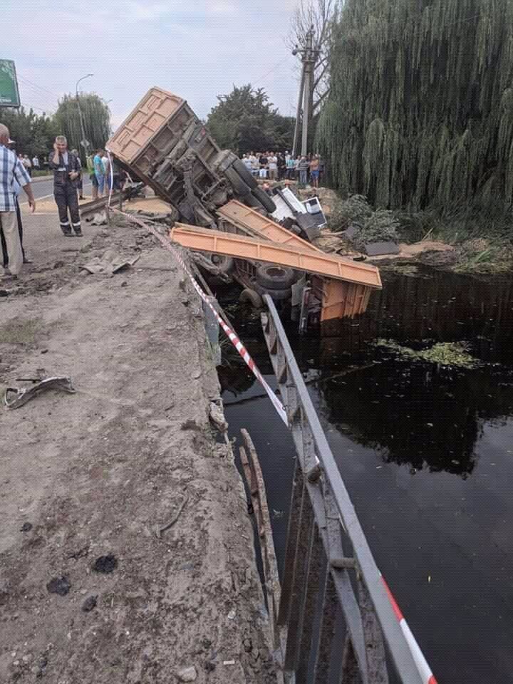 Под Хмельницким грузовик сорвался с моста в реку: жуткие фото ДТП