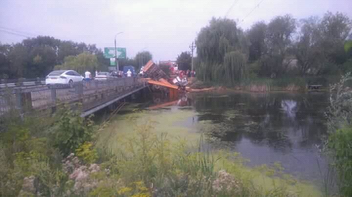 Под Хмельницким грузовик сорвался с моста в реку: жуткие фото ДТП