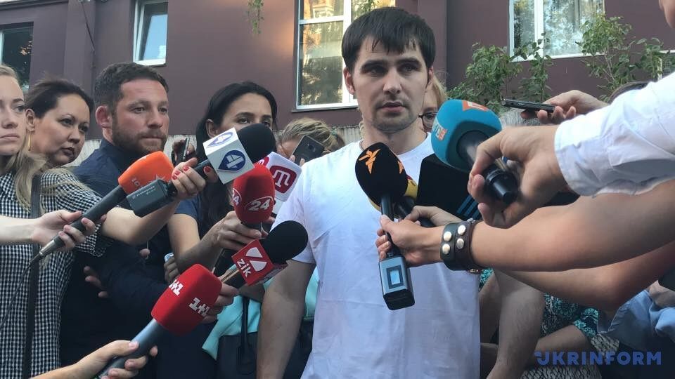 Звільнений в'язень Кремля прибув до Києва: з'явилися перші фото і відео