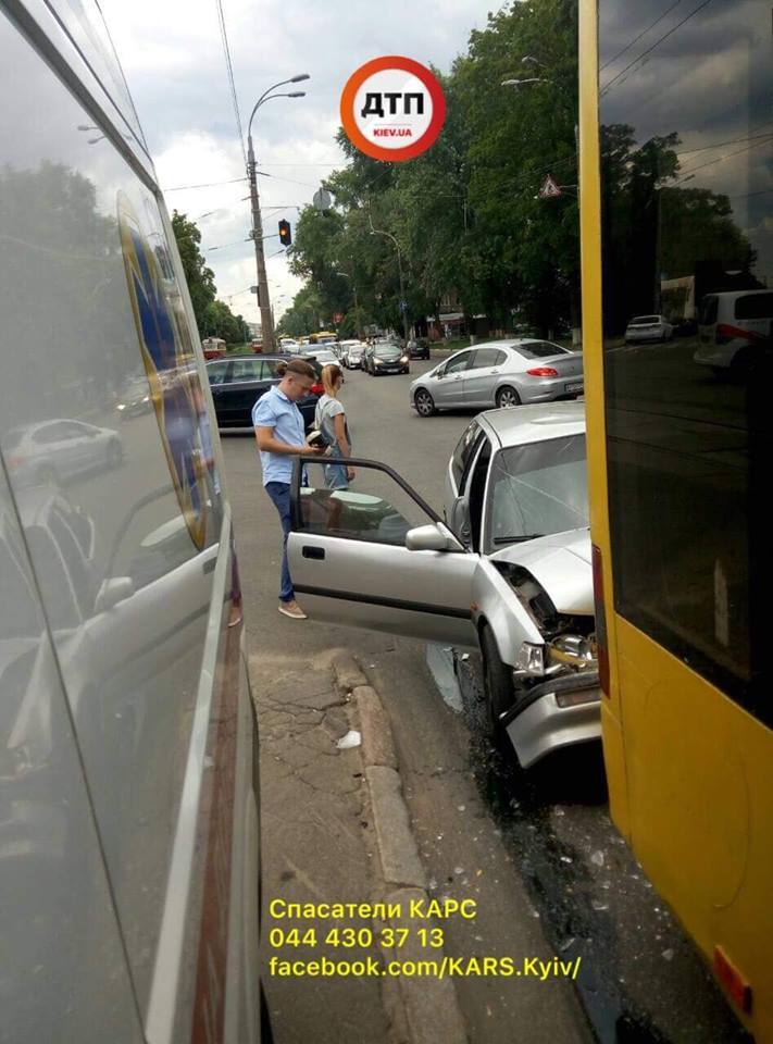 У Києві тролейбус із пасажирами потрапив у криваву ДТП: перші фото