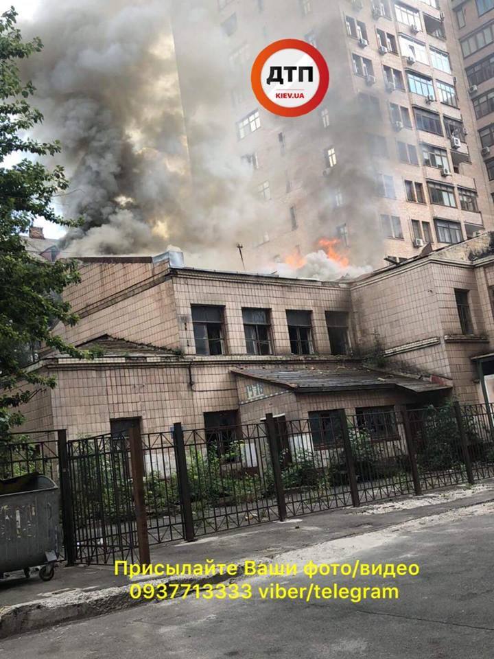 У Києві сталася масштабна пожежа: опубліковані перші фото і відео