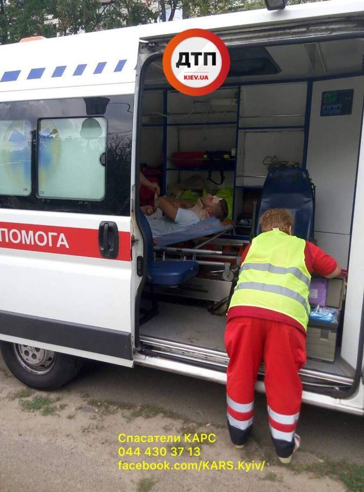 В Киеве троллейбус с пассажирами угодил в кровавое ДТП: первые фото 