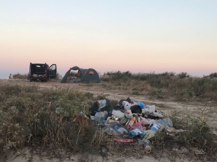 Мусорная свалка: появились фото уничтоженного туристами курорта под Запорожьем