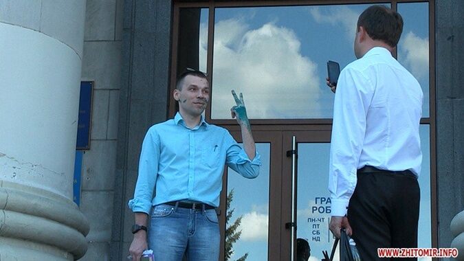 В Житомирі облили зеленкою скандального проросійського блогера