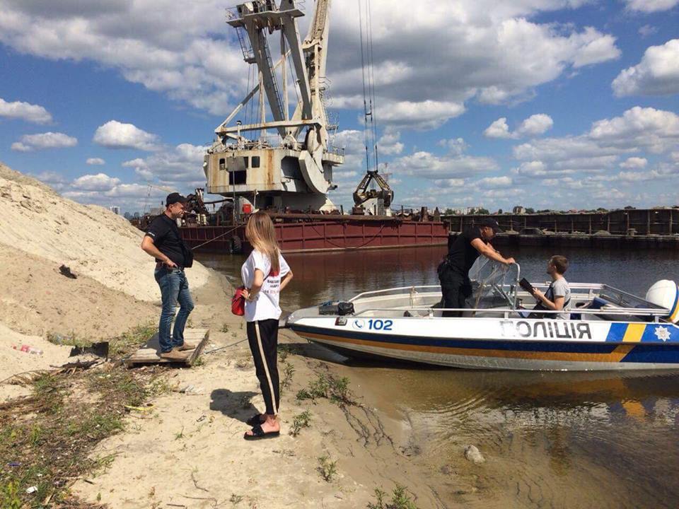 Нелегальная добыча песка: в Киеве поймали на горячем браконьеров