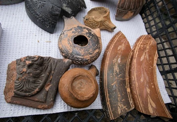 Фрагменты терракотовой керамики, обнаруженные во время незаконных раскопок Херсонесской экспедиции в 2016 году