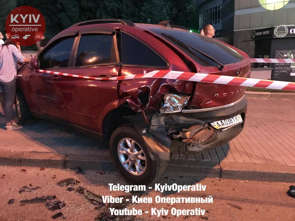 Збив на очах у дитини: в Києві сталася смертельна ДТП. Фото і відео 18+