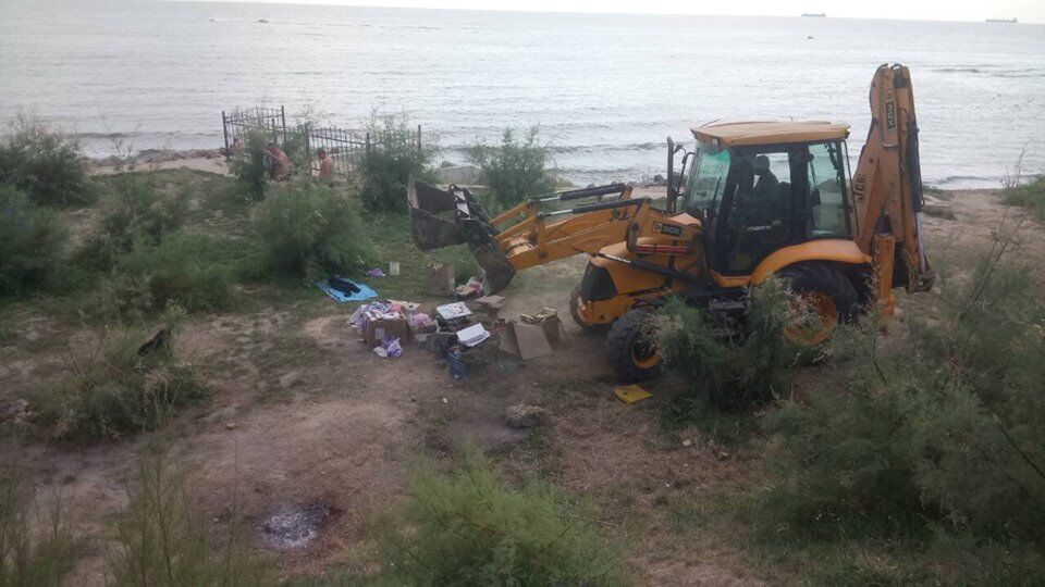Під Одесою туристів вигнали з пляжу спецтехнікою