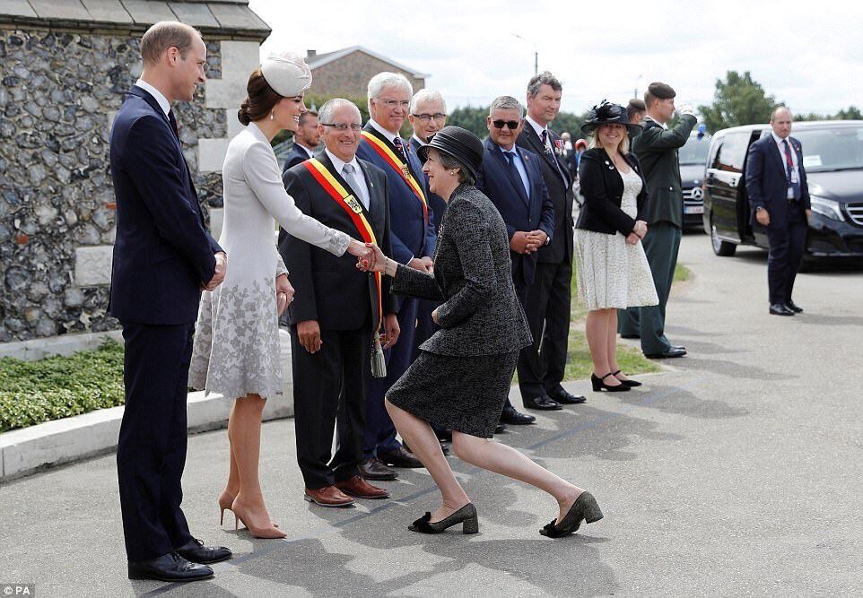 "Облизала туфлі?" Реверанс Терези Мей перед принцом Вільямом розсмішив мережу