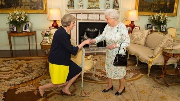 "Облизала туфлі?" Реверанс Терези Мей перед принцом Вільямом розсмішив мережу