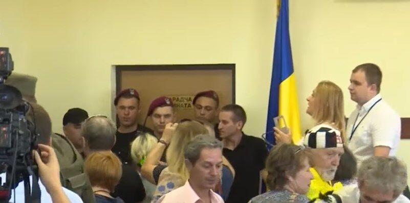 "Скотиняка!" У суді над Савченко відбулися сутички. Відеофакт