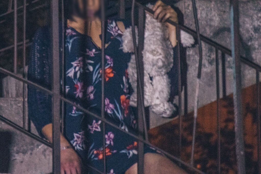 В спальном районе Киева нашли повешенную женщину: фото 18+