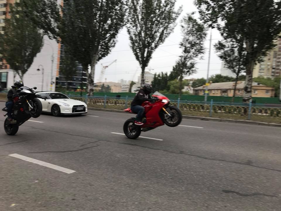 ''Со столбов будут отскребать!'' В центре Киева устроили жесткие мотогонки 