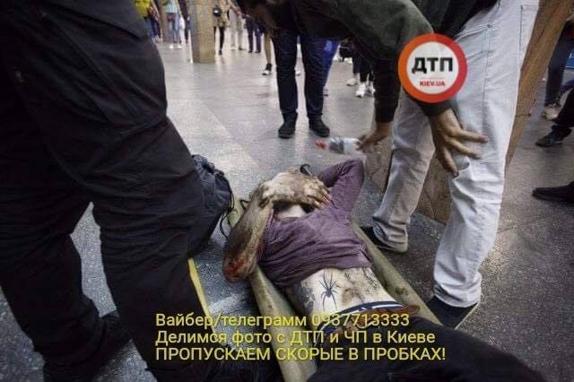 У Києві іноземець кинувся під поїзд метро: фото з місця НП