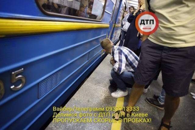 У Києві іноземець кинувся під поїзд метро: фото з місця НП