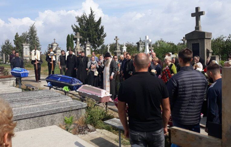 ''Не плакали, рыдали!'' В Черновцах похоронили погибшую в жутком ДТП семью с маленькими детьми