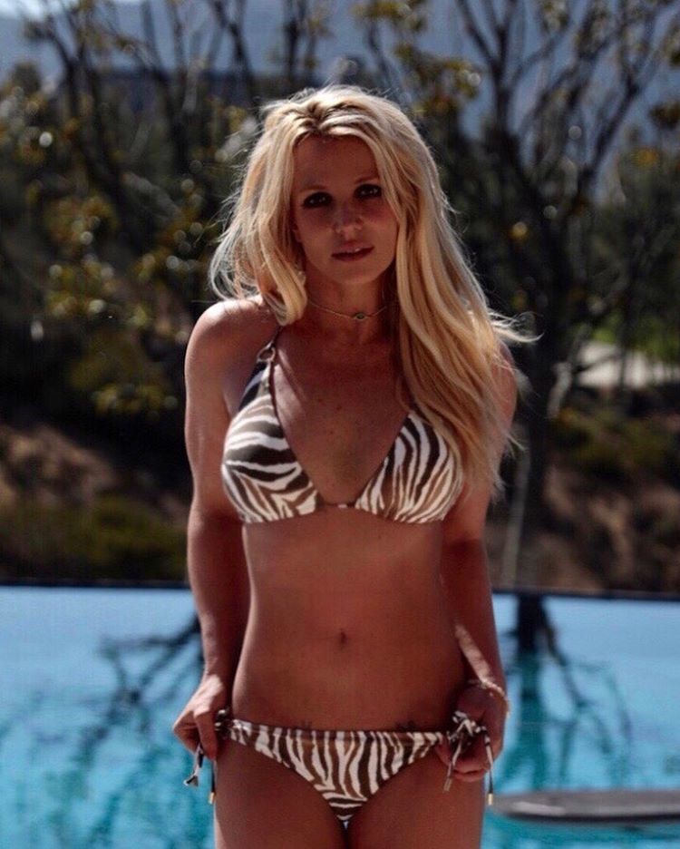 Бритни Спирс показала фигуру в купальнике: как выглядит скандальная звезда