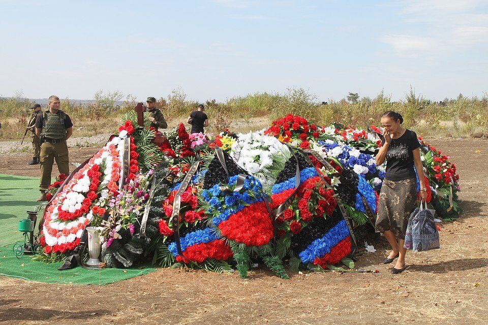 Поховали як безхатченка: в мережі показали дивну могилу Захарченка