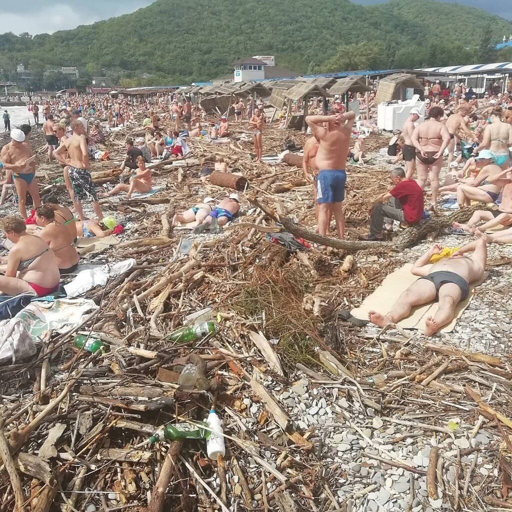 ''Путіне, введи прибиральників!'' У Росії жахнули відпочинком на пляжі-смітнику. Фото і відеофакт