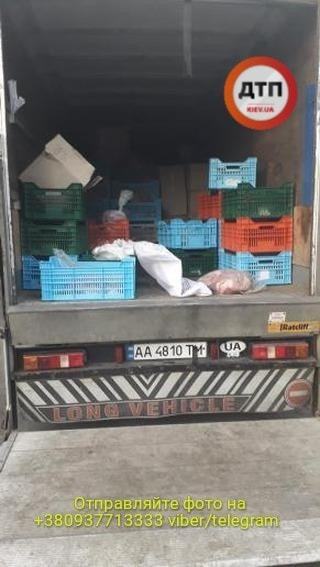 ''Воняет трупом? И такое съедят!'' В Киеве поймали пьяного развозчика мяса для детсадов