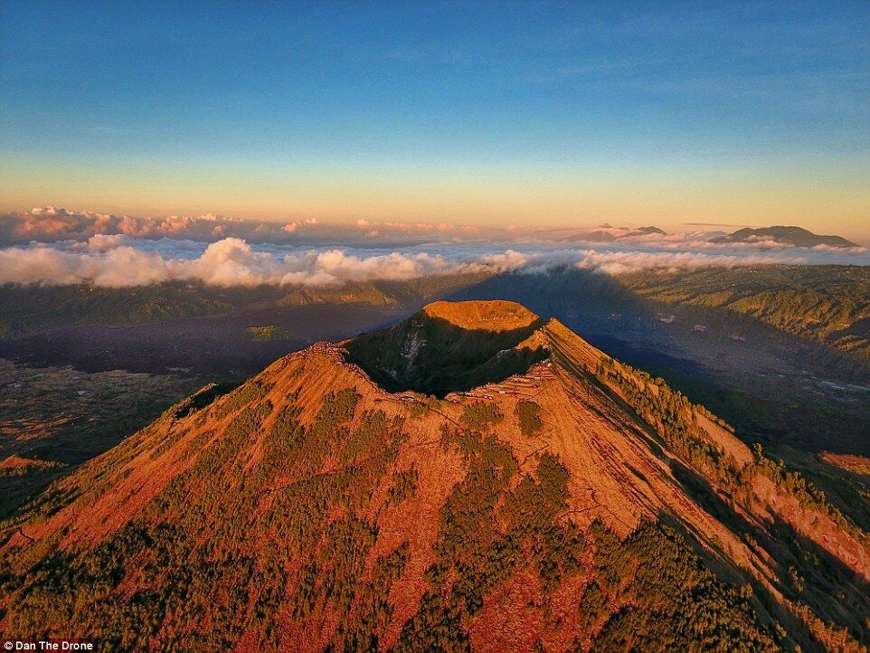 Фото вулканического пика на Бали, Индонезия. На самом краю расположена деревня