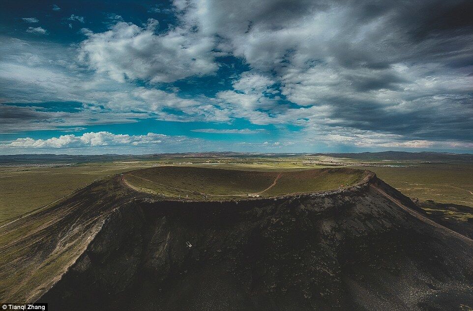 Тяньци Чжан сфотографировал покрытый травой вулканический кратер в центральной Монголии