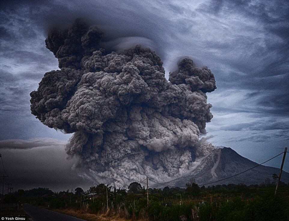 Йош Гінсу зафіксував дим і попіл, який викидає вулкан Сінабунг в Індонезії