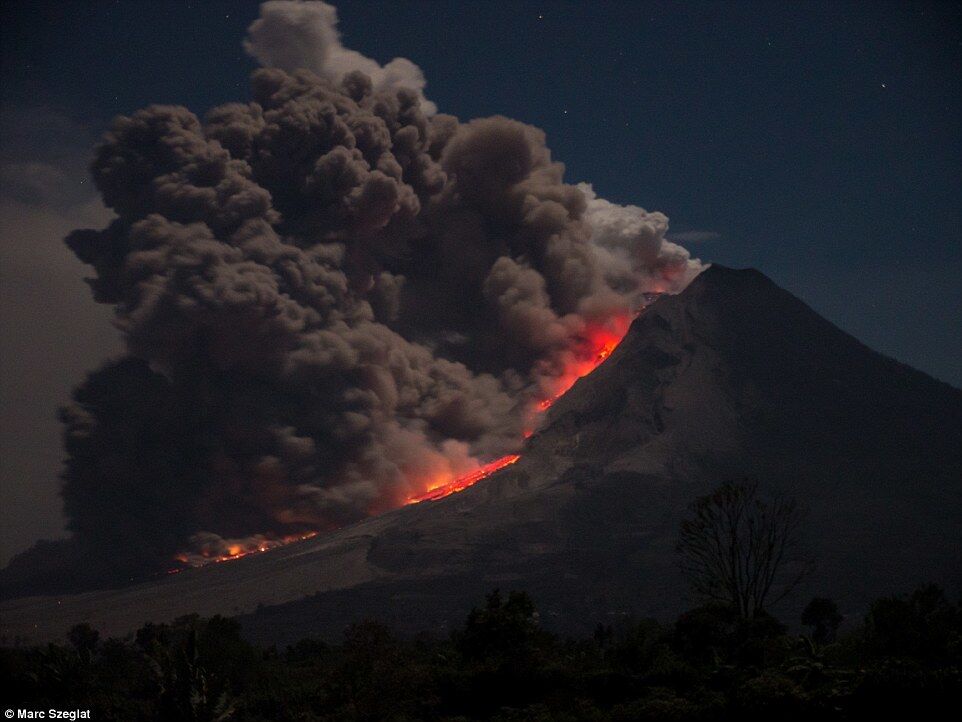 Марк Сеглат в 2014 году сделал фото извержения вулкана Синабунг в Западной Суматре, Индонезия