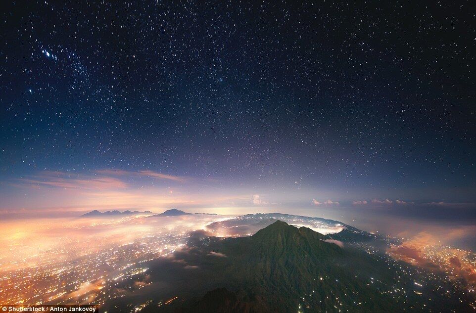 Фото вулкана Батур с вершины горы Агунг - самой высокой точки на Бали, Индонезия (3 тыс. метров)