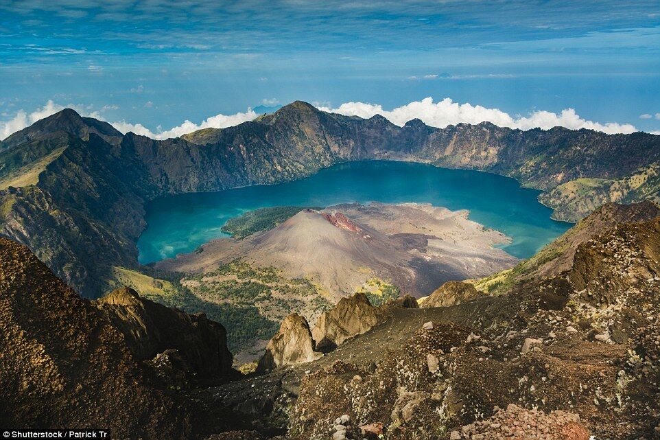 Вулканический пейзаж вокруг горы Ринджани на индонезийском острове Ломбок