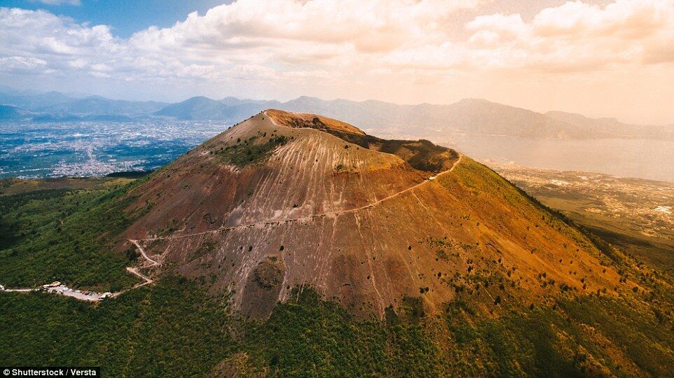 Вулкан Везувій в Італії користується шаленою популярністю у туристів