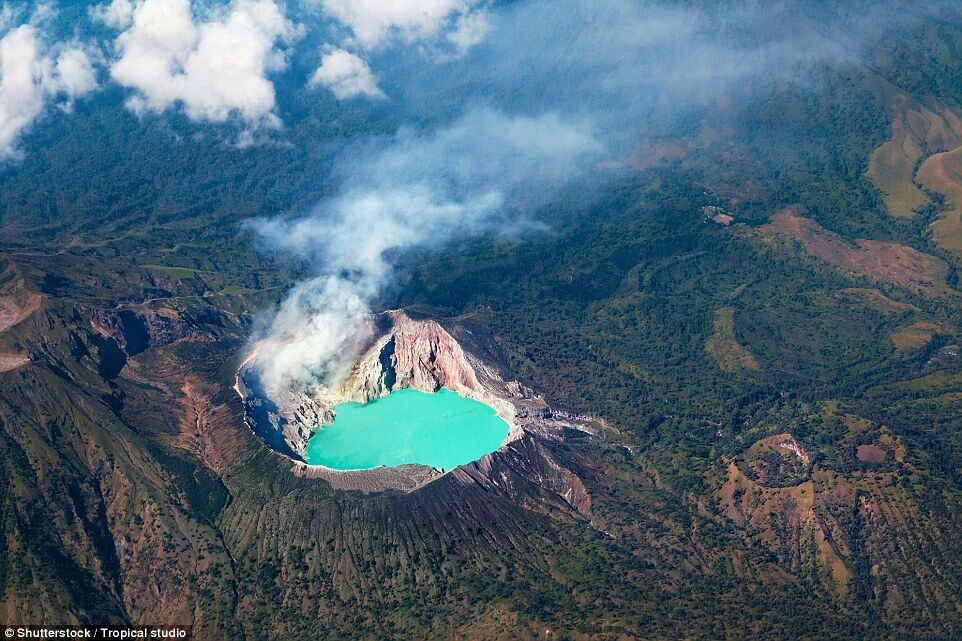 Действующий вулкан Иджен в Восточной Яве. В его кратере есть озеро с водой бирюзового цвета. Она имеет такой окрас из-за серной кислоты
