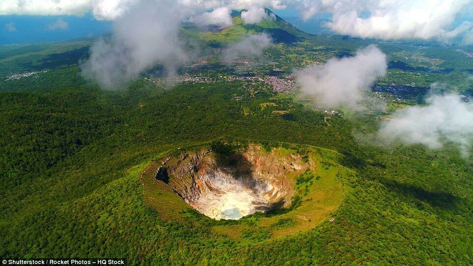 Вид сверху на активный вулканический хребет в Сулавеси, Индонезия. Недалеко от вулкана живут люди