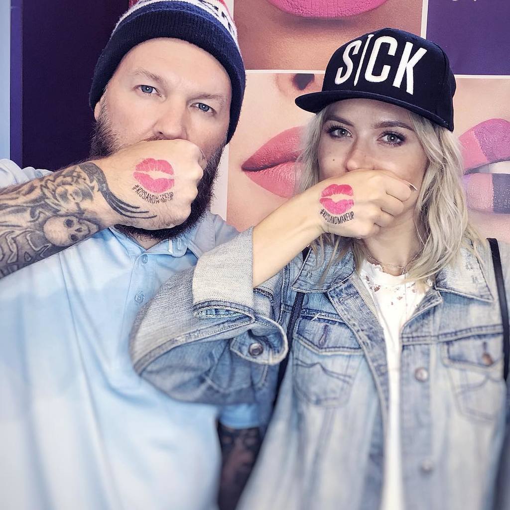 Запрещенная СБУ рок-знаменитость решила бросить жену украинку