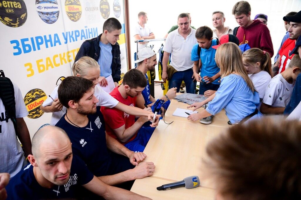 Автограф-сессия сборной Украины