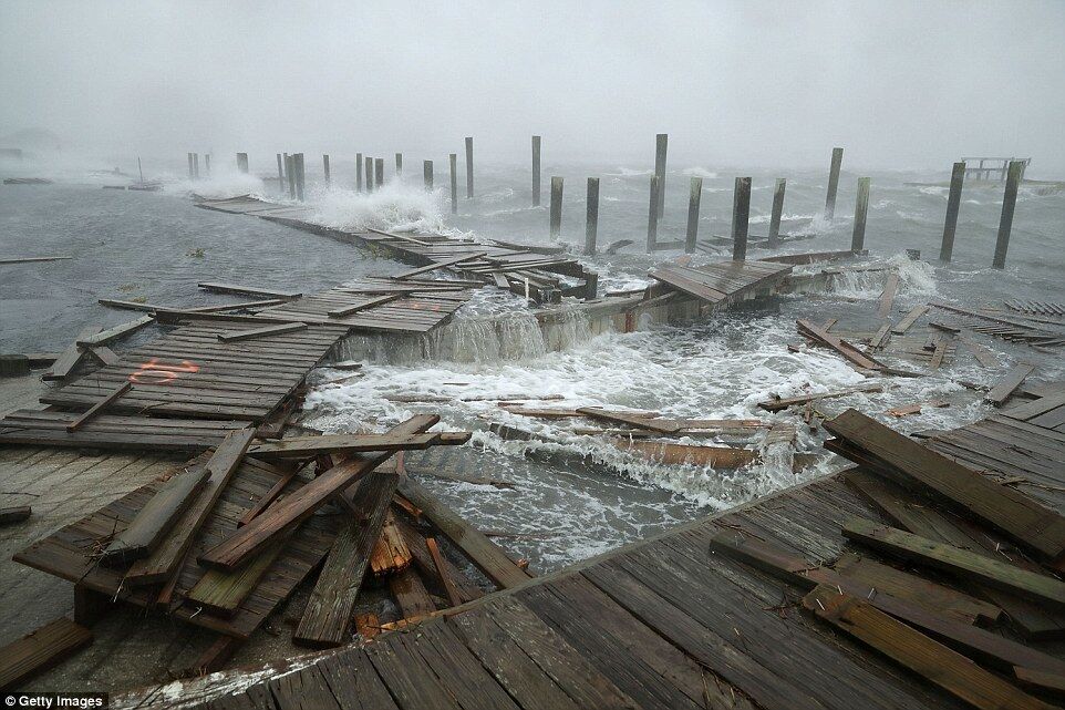 Нищівний ураган ударив по США: стало відомо про перші жертви. Нові фото і відео