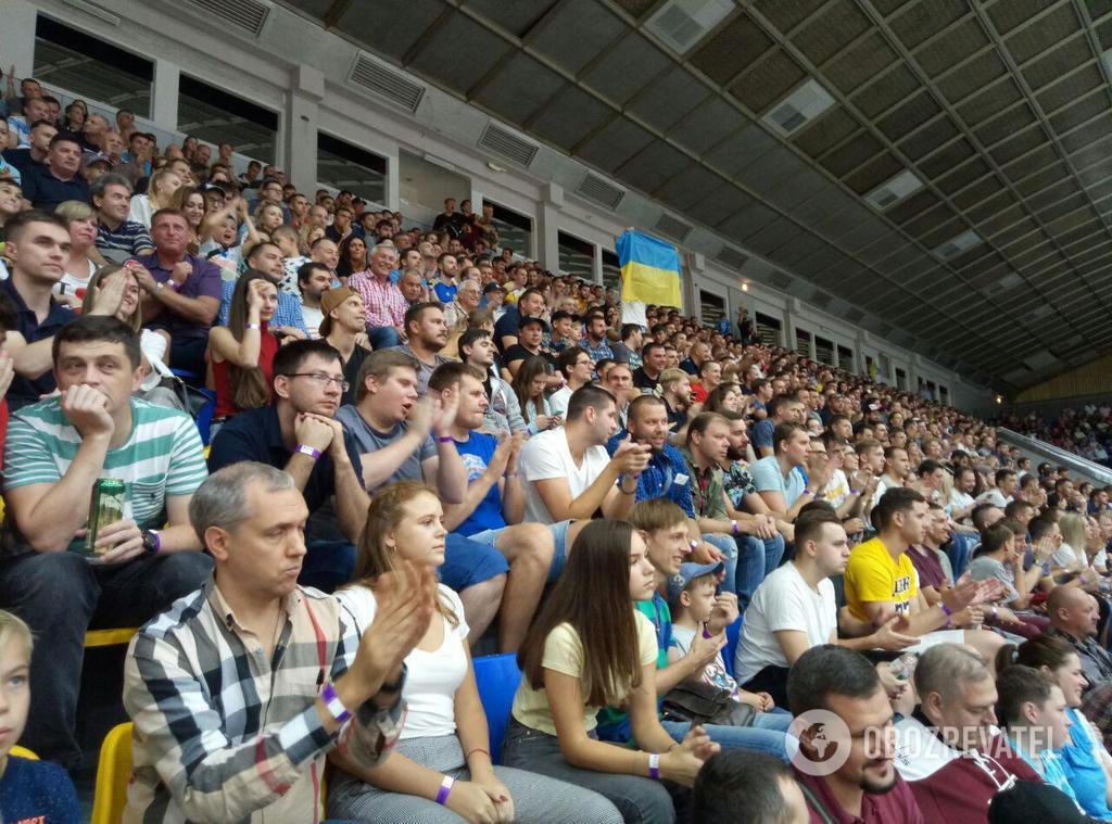 Зрители на матче Украина - Испания