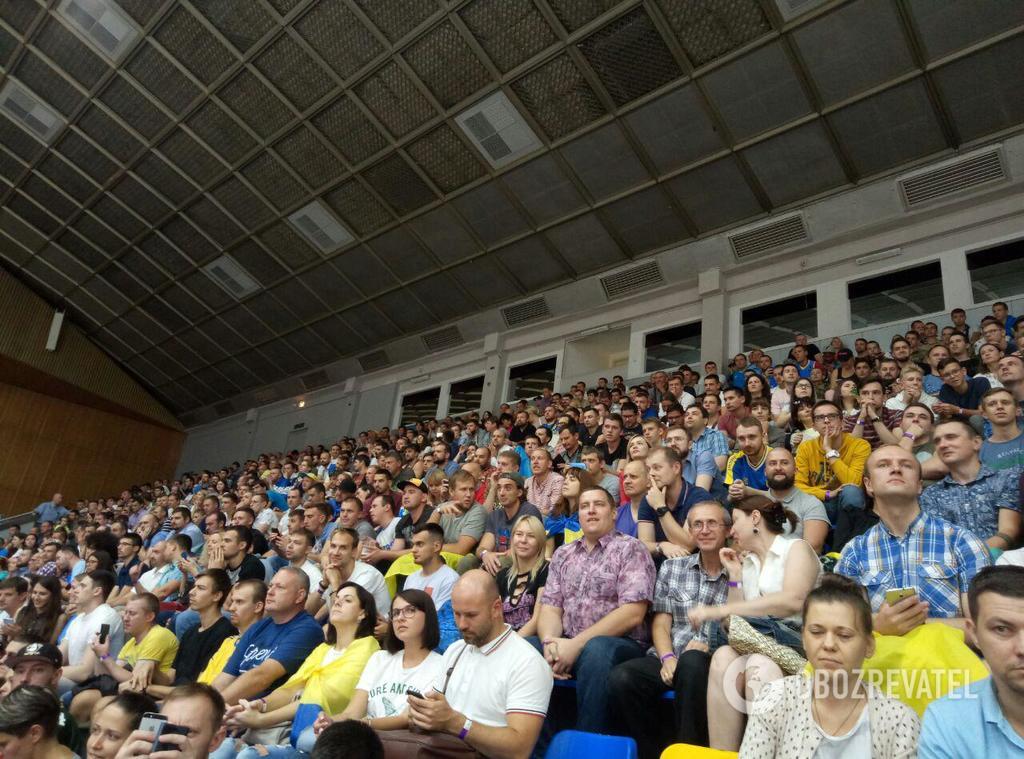 Зрители на матче Украина - Испания