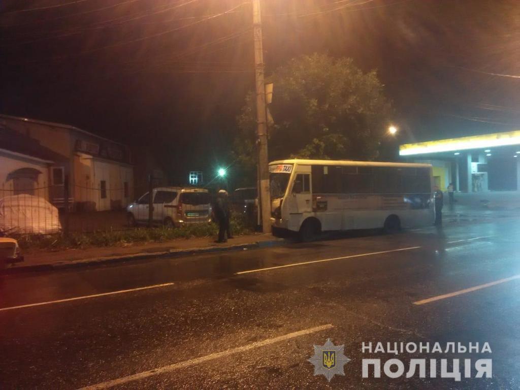 В Одесі маршрутка врізалася в опору: багато постраждалих