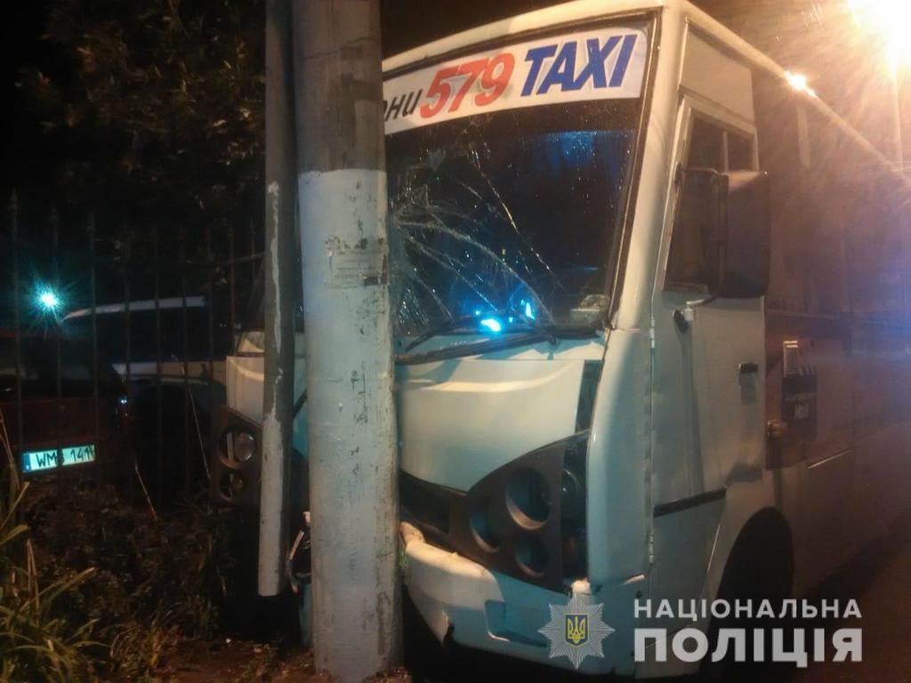 В Одесі маршрутка врізалася в опору: багато постраждалих