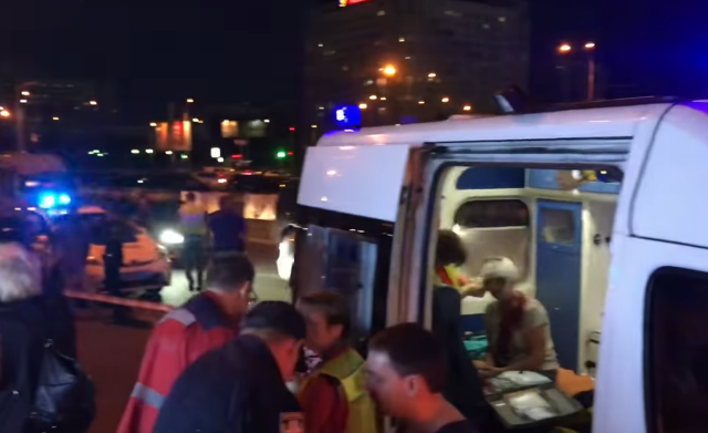 У Києві таксі влетіло в зупинку з людьми: подробиці і відео