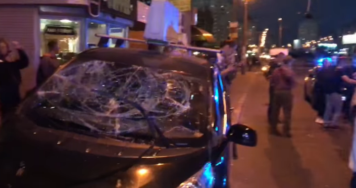 В Киеве такси влетело в остановку с людьми: подробности и видео