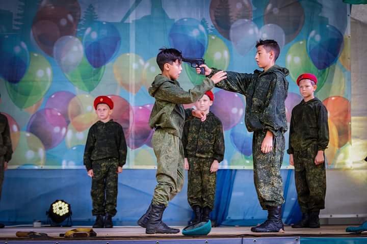 ''Хотят войны?'' В сети показали печальное отличие детей Украины