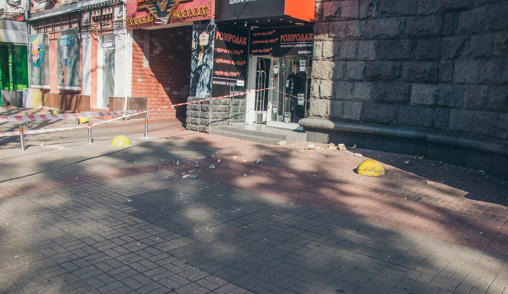 В Киеве рухнула часть исторического здания: фото и видео