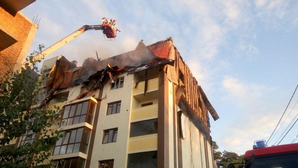 ''Будівля розвалюється на очах'': у Києві спалахнула сильна пожежа в новобудові