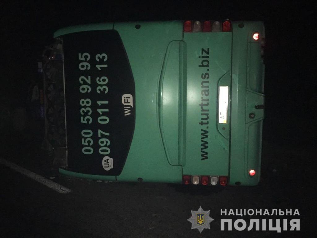 Легковушка перевернула автобус: на Львовщине произошло смертельное ДТП