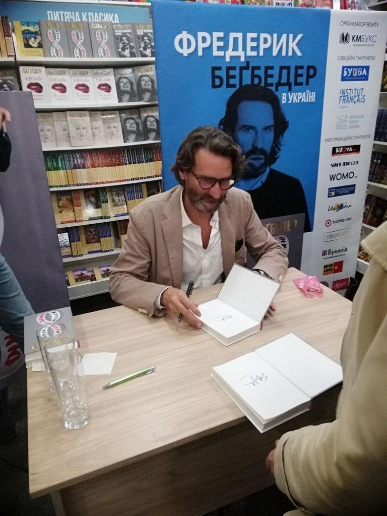 Скандальний французький письменник приїхав в Україну і заговорив українською